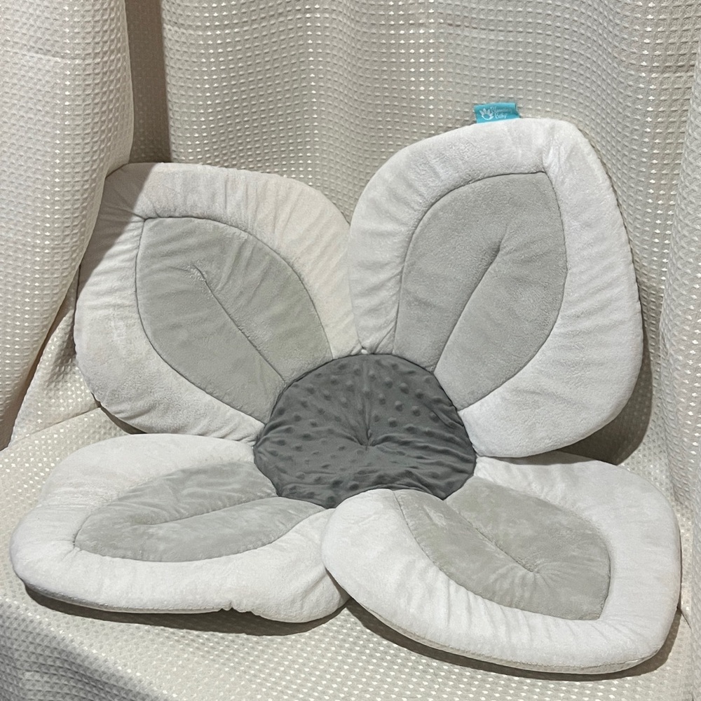 Blooming Baby Lotus Baby Bath Seat Gray and White Flower-Shaped